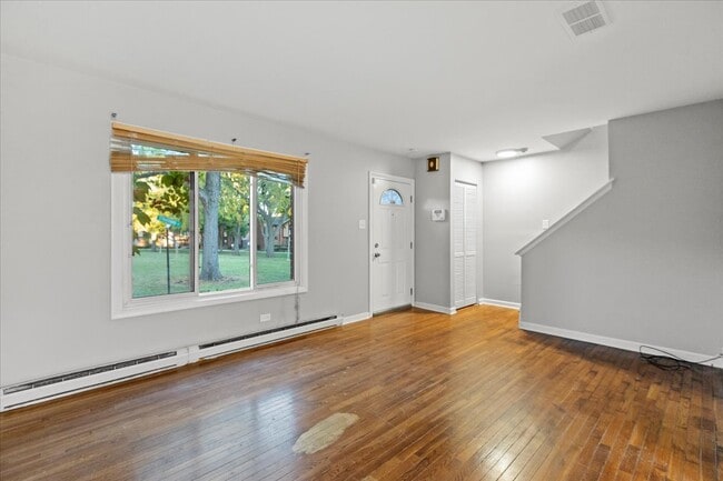 Foto del edificio - 1S239 Stratford Ln