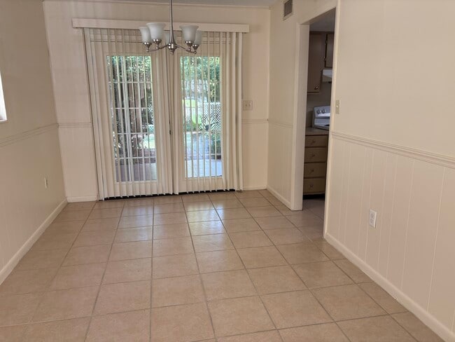 Dining are - 1015 SW McFarlane Ave