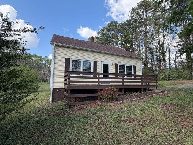 Foto del edificio - Updated 3BR Home with Office & Large Decks in Haw River
