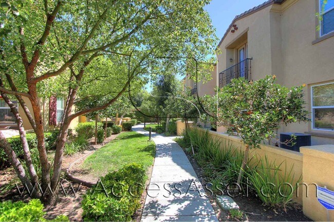 Foto del edificio - Two-Story 3 Bed/2.5 Bath Within Lake Point...