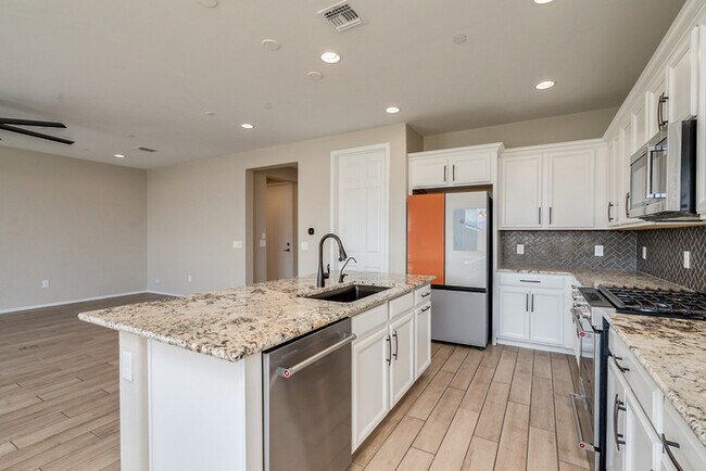 Foto del edificio - Stunning 2 Story with 4-Bedroom, 2.5-Bath ...