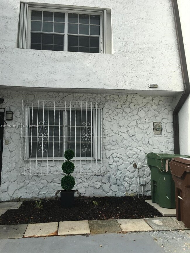 Building Photo - 669 W 80th St