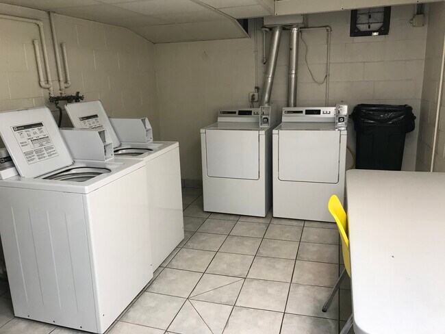 Foto del edificio - 1315 E Elmdale Ct