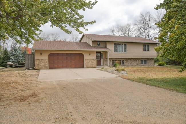 Foto del edificio - Spacious 4-Bedroom Acreage with Stunning Views Near Hartford — 1.5 Acres of Country Living!