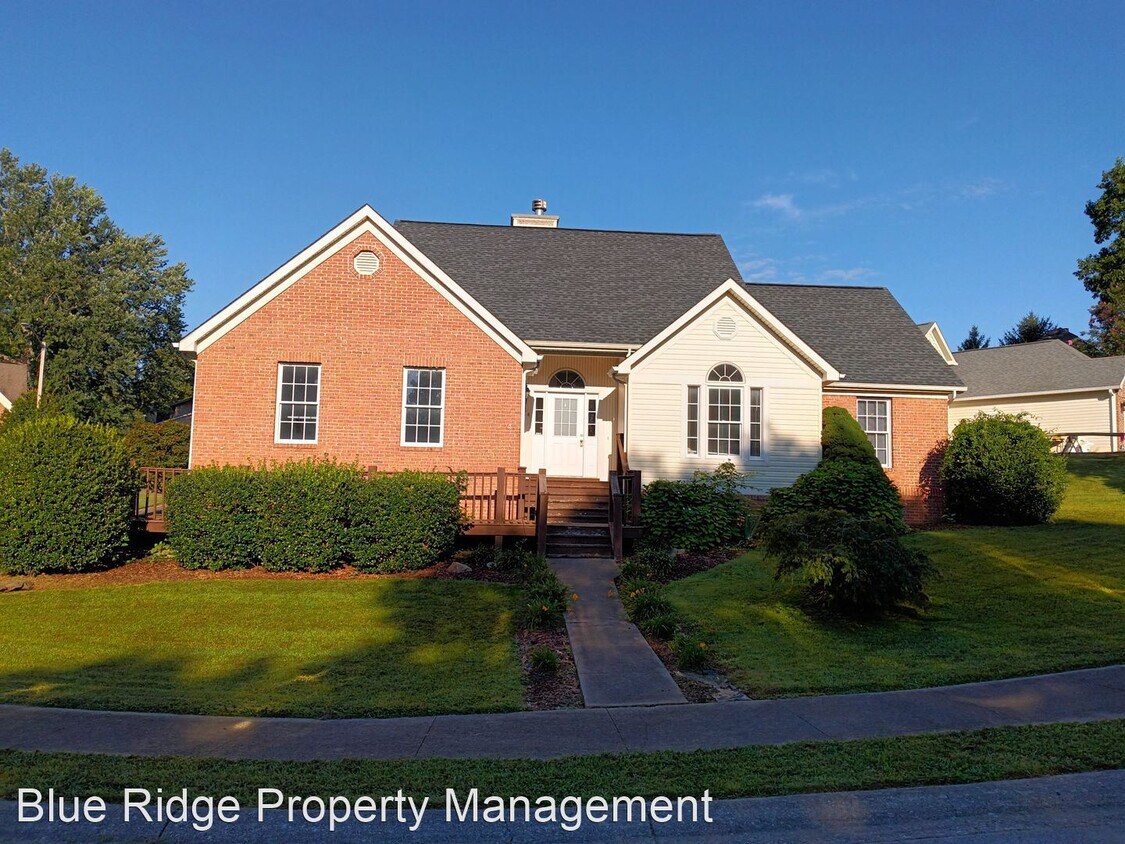 Primary Photo - 3 br, 2 bath House - 4 University Place