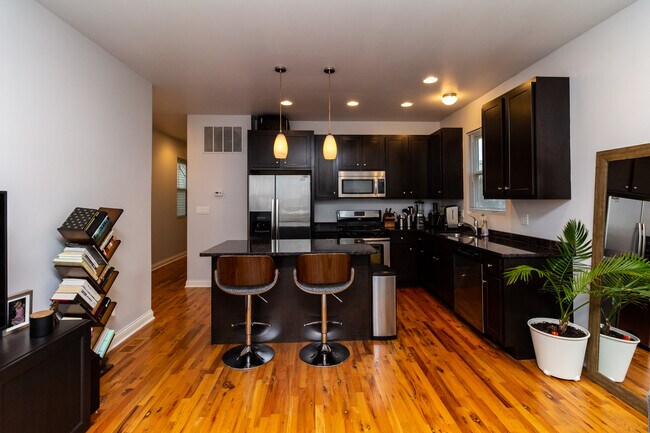 Kitchen - 1946 S Canalport Ave