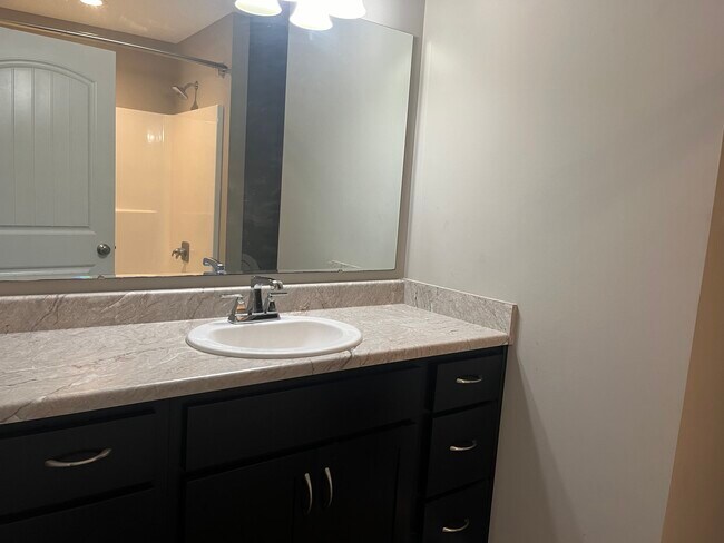 Foto del edificio - 2345 Lark Ln