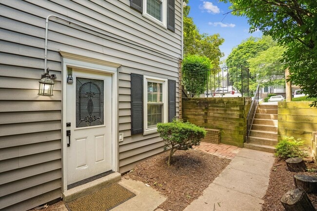 Building Photo - Lovely 2br/1bth ground level condo, close ...