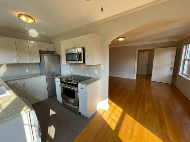 Foto del edificio - Queens Court Condo #310 - Top Floor Corner...
