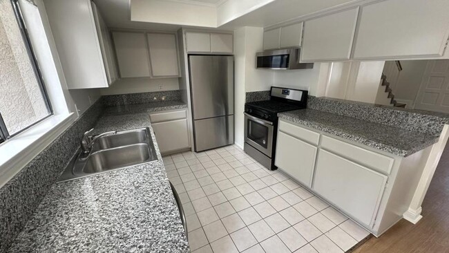 Foto del edificio - 2424 Santa Ana Ave