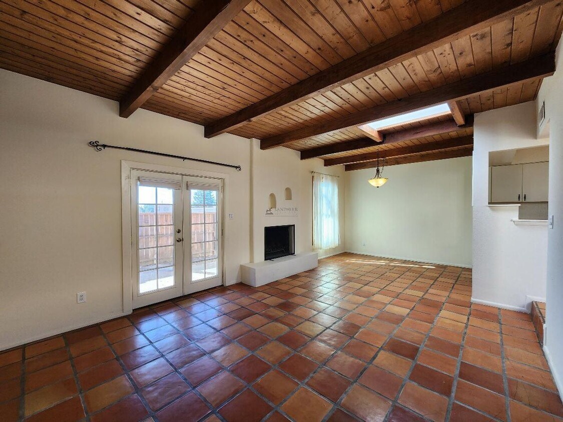 Primary Photo - 3073 Plaza Blanca