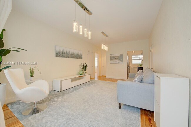 Foto del edificio - 2463 Pine Tree Dr
