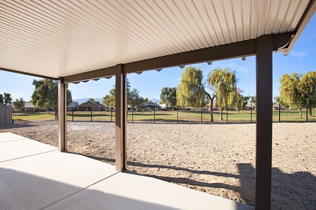 Foto del edificio - 5749 Club House Dr