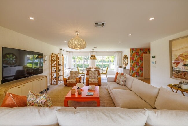 Building Photo - 225 Russlyn Dr