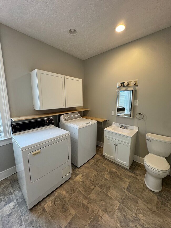 Foto del edificio - Spacious Four Bedroom House Close to Downtown Lafayette!