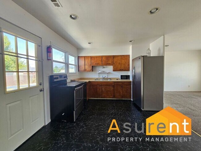 Foto del edificio - Spacious 3-Bedroom, 2-Bath Home in Convenient Medford Location