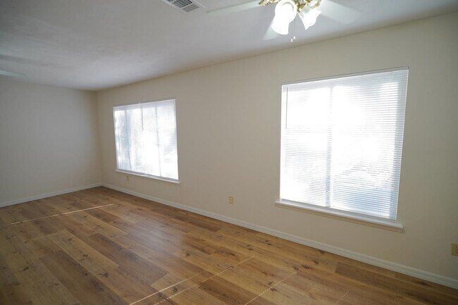 Foto del edificio - 2220 Claremont Ln