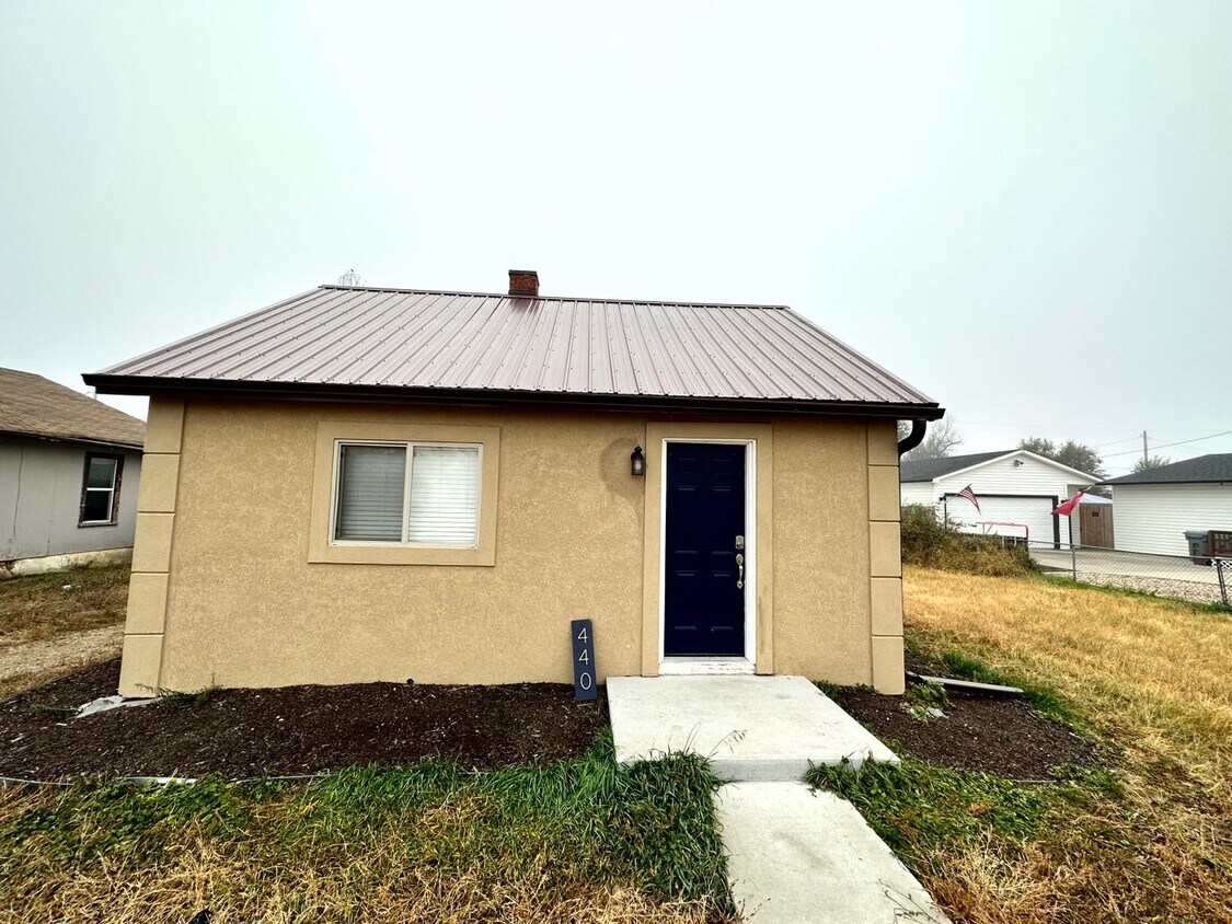 Foto principal - Cute, Remodeled 2 Bed, 1 bath Home (Availa...