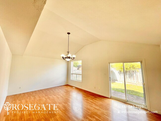 Photo du bâtiment - Spacious 3-Bedroom Main Floor Unit – 1,700...