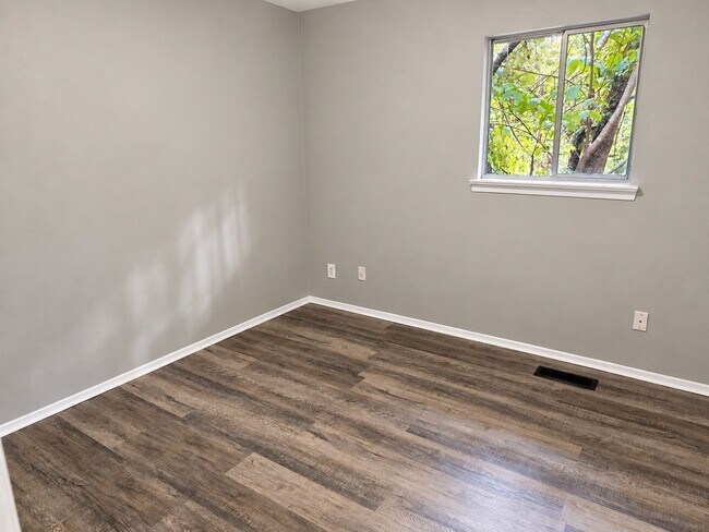 Foto del edificio - 802 Forest Dale Ln