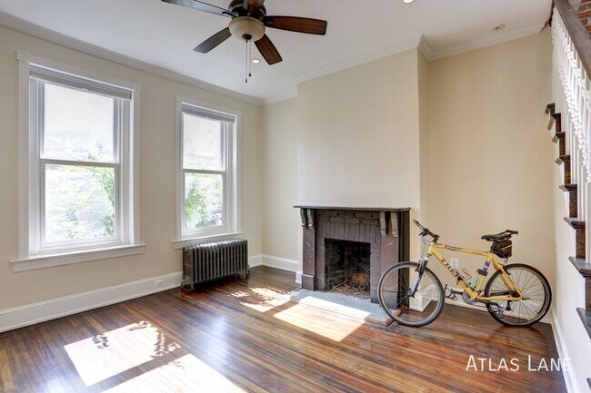 Building Photo - 3 bed/2.5 bath Townhouse in Capitol Hill!