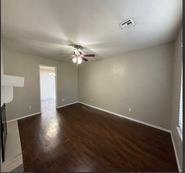 Building Photo - Start the year off in this charming 3 bed, 2 bath Broken Arrow home!