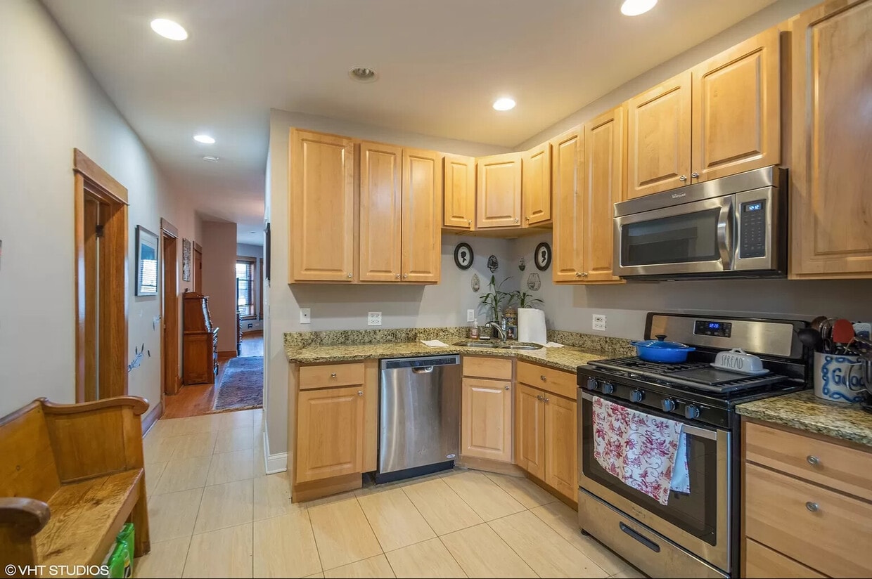 Primary Photo - 2509 W Diversey Ave