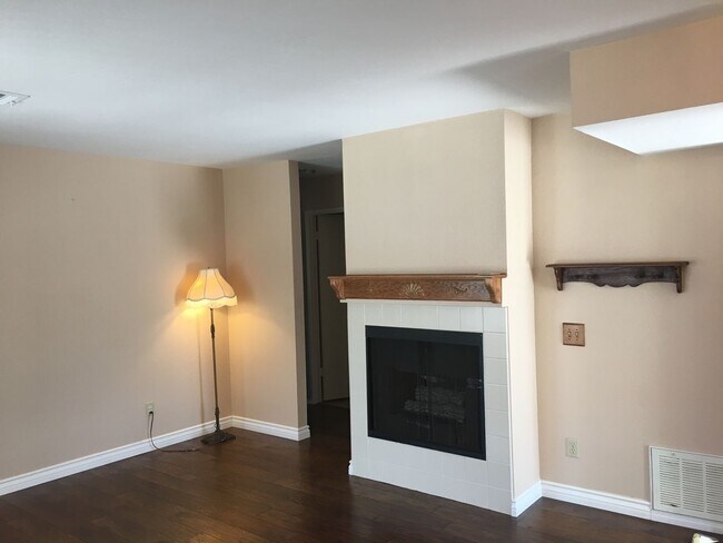 Building Photo - Cute and Cozy 2Br/2Ba first floor condo in...