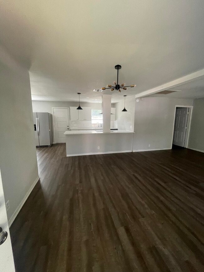Building Photo - 703 Mockingbird Ln