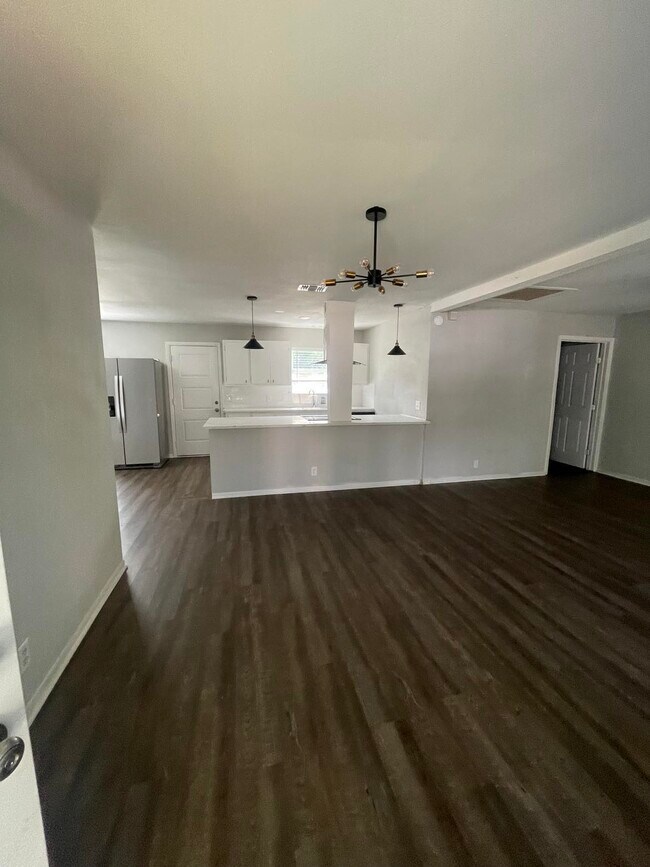 Foto del edificio - 703 Mockingbird Ln