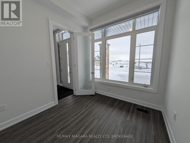 Building Photo - 10 Shoreview Dr