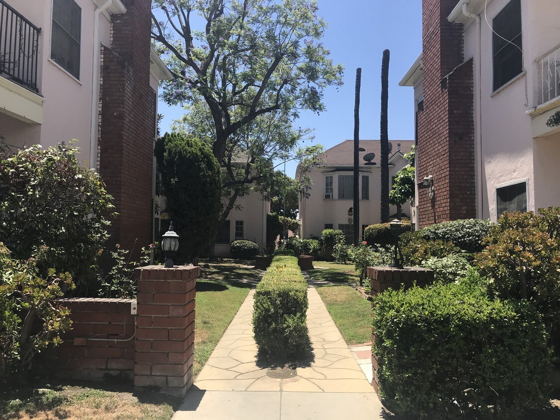 courtyard from Windsor Rd - 416 E Windsor Rd