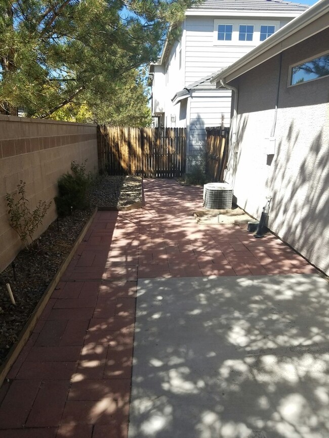 Building Photo - Desirable gated community