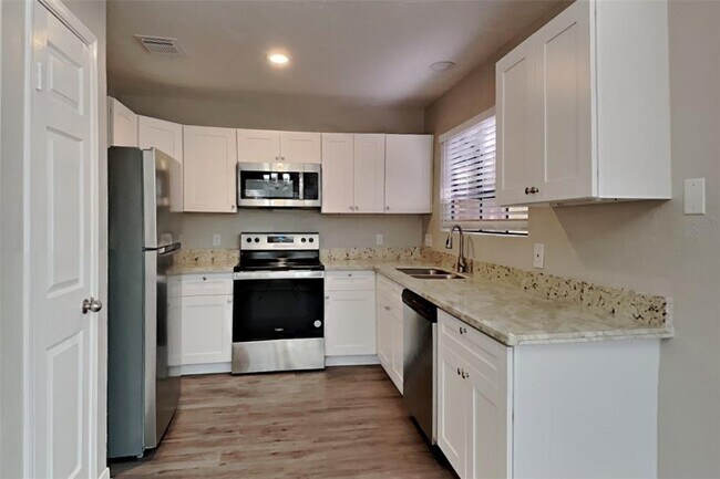 Foto del edificio - 7743 High Village Dr