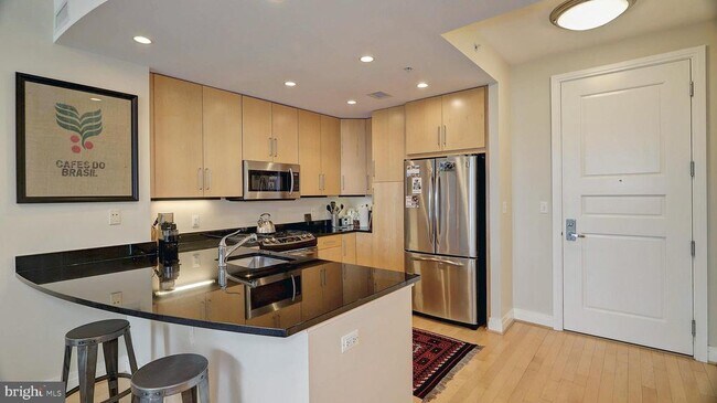 Building Photo - 8220 Crestwood Heights Dr