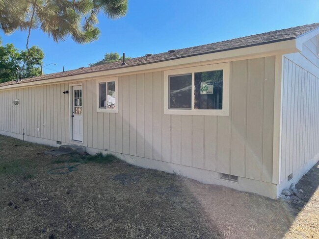 Building Photo - 2606 N 7th   (Located in Malin)