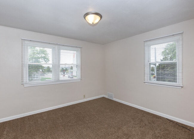 Building Photo - Downtown Townhomes