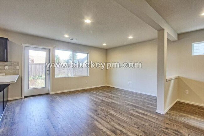 Building Photo - 4 Bed, 2.5 Baths Home in Hearthwood Neighb...