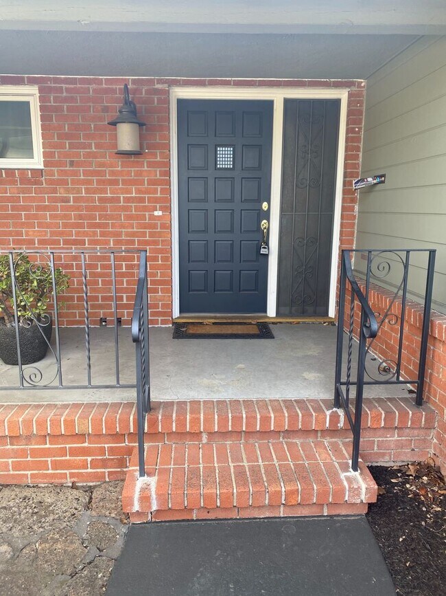 Foto del edificio - Immaculate shape 3 bedroom 2.5 bath home in San Leandro