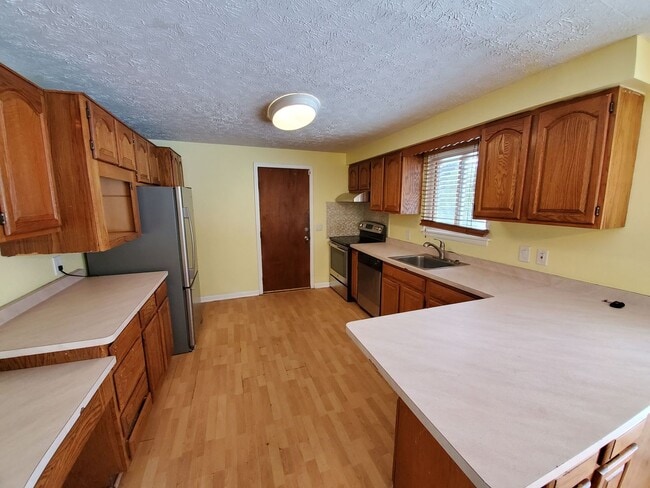 Building Photo - Available Mid June 4 Bed 2 Full Bath Singl...