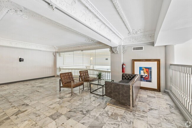 Interior Photo - 306 W Franklin