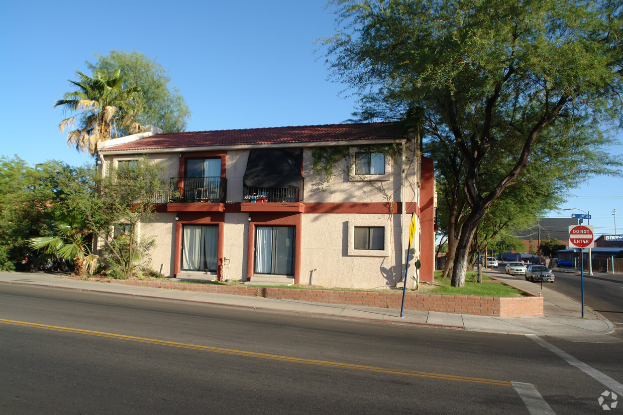 Building Photo - 1030 N Martin Ave