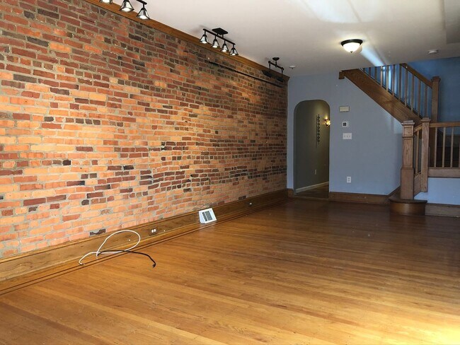 Building Photo - Charming 2 Bedroom/2 Bath Townhome - Histo...