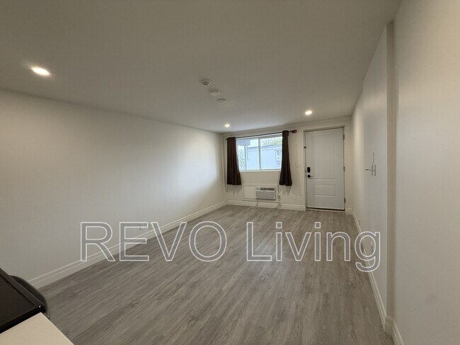 Building Photo - 7800 Lundy's Ln