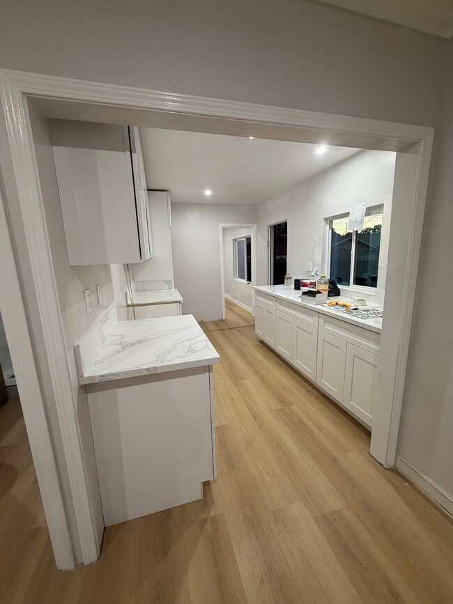 Kitchen - 674 W 59th Pl