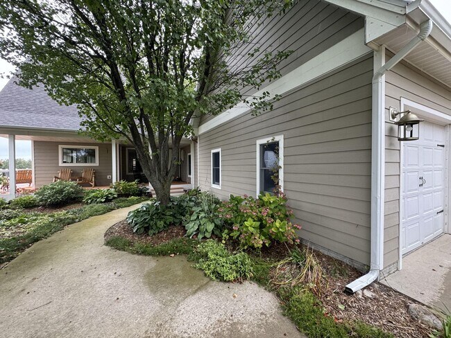 Building Photo - 6075 Arabian Ln