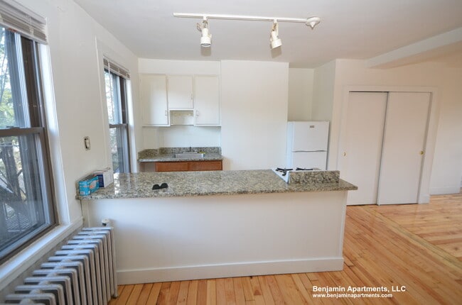 Building Photo - 39 Beacon St