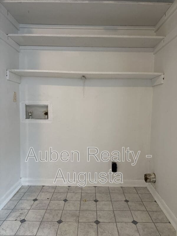 Building Photo - 2516 Kensington Dr E