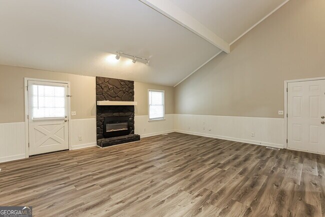 Foto del edificio - 1398 Lakeview Pkwy