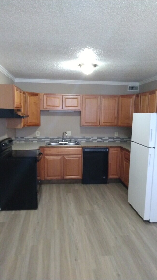 Foto del edificio - Beautiful and spacious 2BR/1BA downstairs unit at The Chateau Royale Apartments. This unit is ren...
